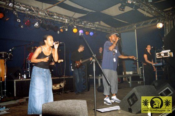 Seanie T (UK) with  The Sam Ragga Band - Best Of Eimsbush Reggae - Conne Island, Leipzig 04. Mai 2003 (3) + Esther Cowens.jpg